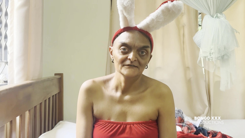 BongoXXX: 祖母はクリスマスバニーのような服を着て、私が彼女のお尻を犯せるようにした -[AI生成]