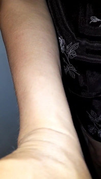 Travestiet komt klaar met satijnen zijden set