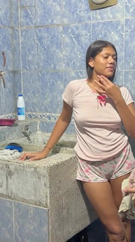 Sculaccio e scopo con il mio fratellastro in cambio di lavare la sua camicia da lavoro, fino a quando non ricevo il suo latte