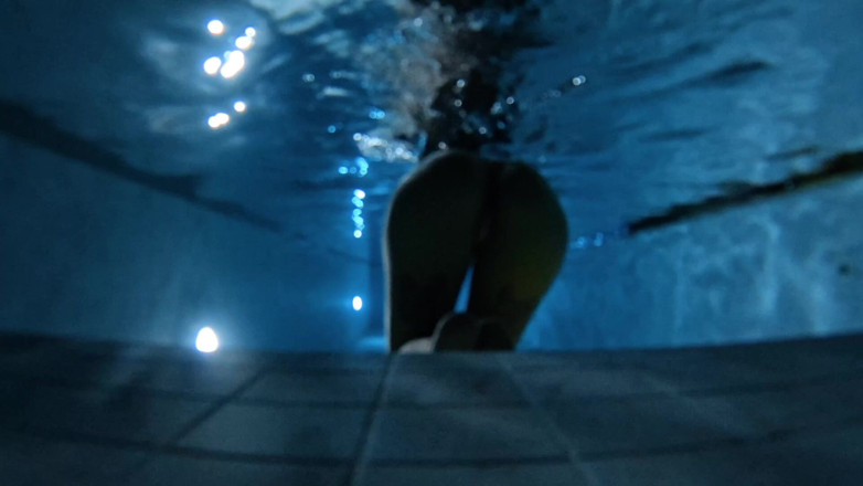 Skully inkson: Natación nocturna bajo el agua