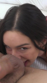 Ganz natürliches brünettes schätzchen April Olsen geht mit einem gesicht voller warmem sperma
