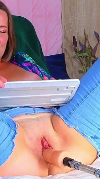 Intenso orgasmo com máquina de sexo com sucção de clitóris e lábios abertos com grampos