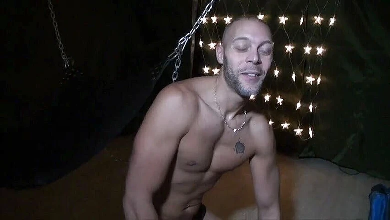 Gaybareback: Мускулистую попа трахнул без презерватива бисексуальный мужик