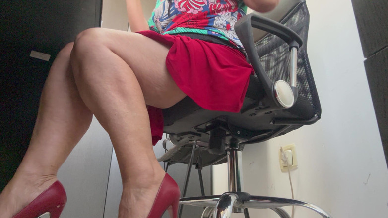 Step Mommy: Škádlila jsem svého šéfa se sukní nahoře a červenými vysokými podpatky.