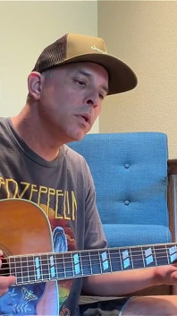 Duke Silver chante Mad World C’est une chanson assez triste parce que live dans un monde très triste