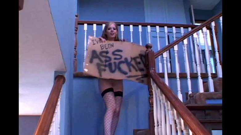 Still Slut: Uma loira jovem com tesão é fodida por um velho com...