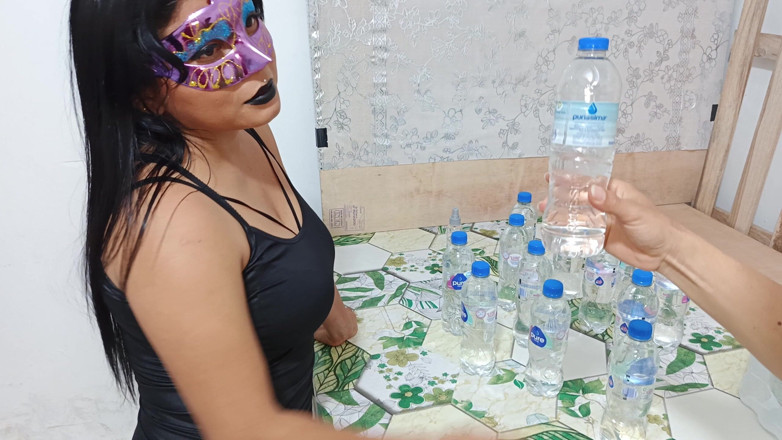 NEGRITA SEXY: UN VENDEDOR DE AGUA TIENE SEXO CON UN CLIENTE INSOLVENTE