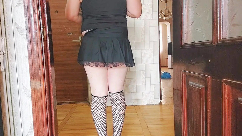 Kitty_Cross: Hravá trans dívka pomalu tahá punčochy