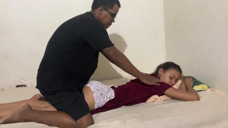kafesexxx: Minha pequena meia-irmã precisa de uma massagem e eu dou...