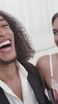 Er kann einen spagat mit myles spears mit selina Bentz machen