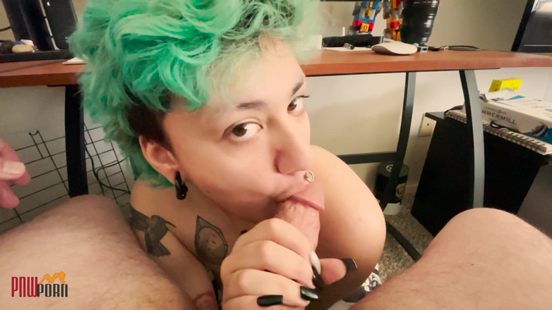 PNW Porn: Schwanzlutschen, Massive Ladung Schlucken, Während Papi Arbeitet