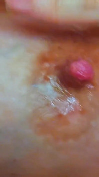 Ehefrau masturbiert brustwarzen