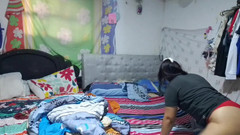 Sexysweet0455: Je filme ma demi-sœur pendant qu’elle nettoie la chambre, quel...
