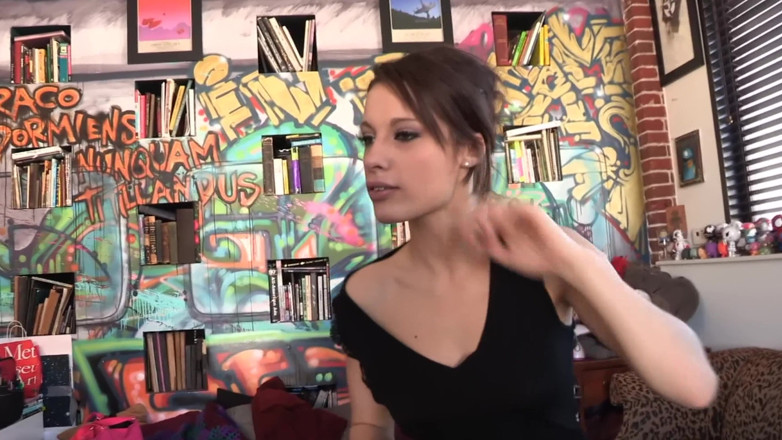 Lesbian Love Movies: Perfektní brunetka teen ukazuje své mega sexy tělo - sexy lesbičky