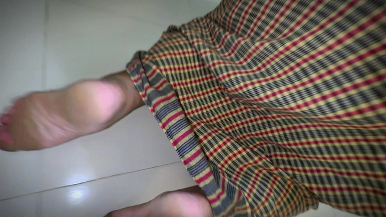 Your Boy's Cum: インドの裸の女性がベッドの下に閉じ込められ、隣の男に犯される