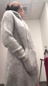 Ficou preso em um vestido de lantejoulas sexy enquanto experimenta roupas em Las Vegas