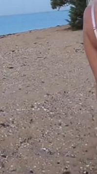 Desnudándose en la playa pública