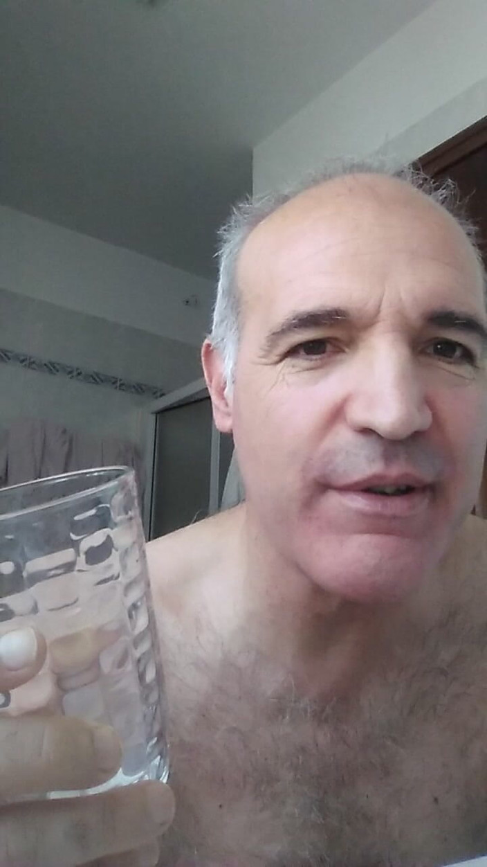 Setesesso7: 私はバスルームでグラスの中で射精し、熱い精液を飲み込みます