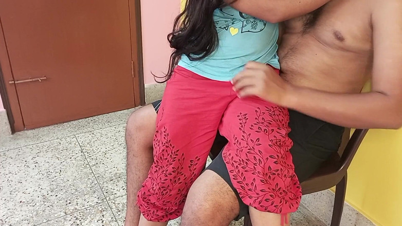 DesiSexCreator: Hintli evli kadın terfi için kocasının patronunu tatmin etmeye gitti