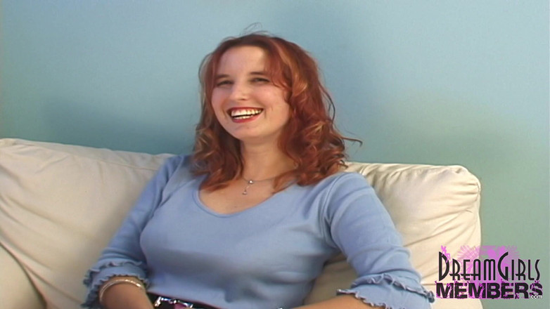 Dream Girls: Rossa tutta naturale si spoglia nuda in un casting bollente