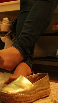 Dangling Temptation - Espadrilles & Wooden Sandals Footplay