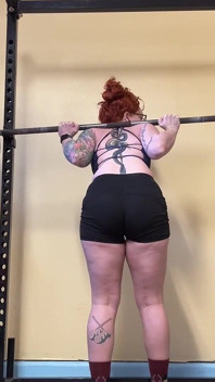 Götünü kenetleyen bacak günü çömelmeler ve ölü kaldırmalar powerlifting barbell egzersizi
