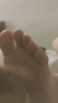 เพื่อนยอมให้กูเย็ดเท้าเธอขณะกำลังเล่นเกม