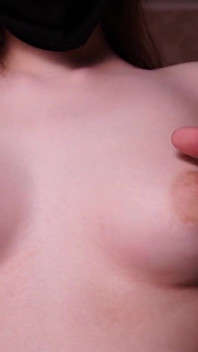 Voll - selbstgedrehter nippel schüttelnder orgasmus von zierlicher brünette
