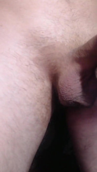 Je branle ma grosse bite. Un mec très excité