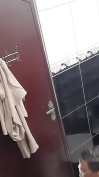 Pozval na natáčení lesbické sání a šukání v koupelně baru.