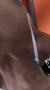 Mijn enorme dildo neuken terwijl hij aan zijn ballen en pik zuigt totdat hij klaarkomt op mijn grote zwarte tieten