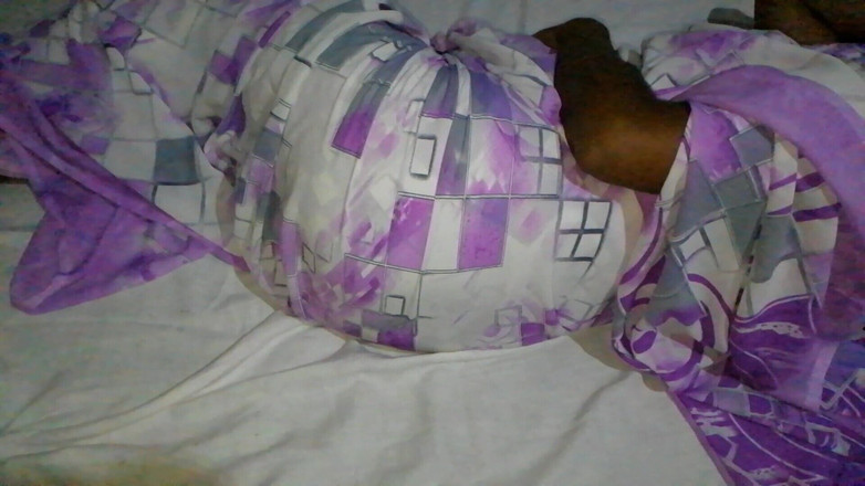 Sweety In Bed: 印度女孩得到一些乐趣