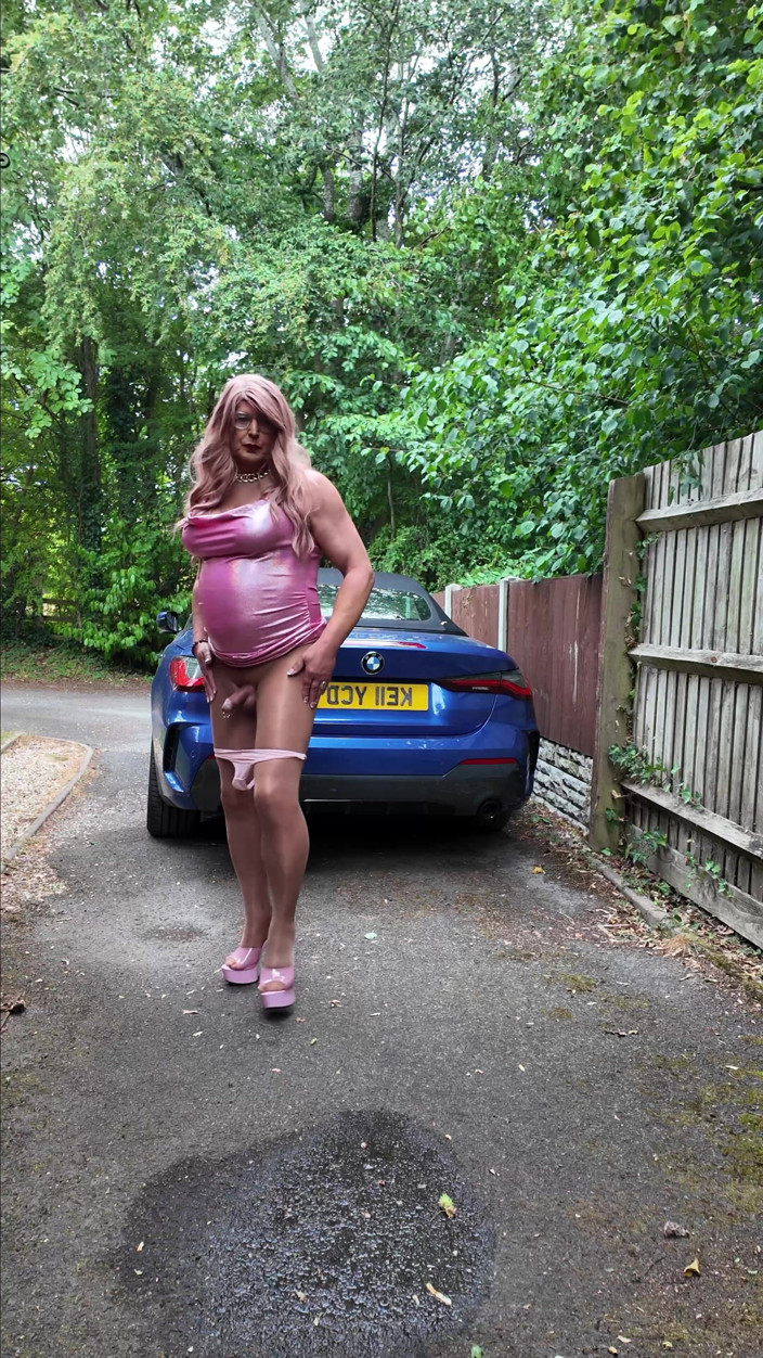 Kellycd2022: Sexy Crossdresser Kellycd2022 v Mých růžových lesklých šatech Sexy Hladké punčocháče...