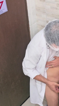Doktor und krankenschwester können nicht widerstehen und haben sex im krankenhaus-badezimmer während ihrer schicht