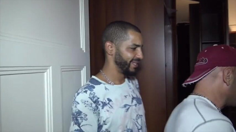 Gaybareback: Sexy billen zonder condoom geneukt door 2 toppen xxl