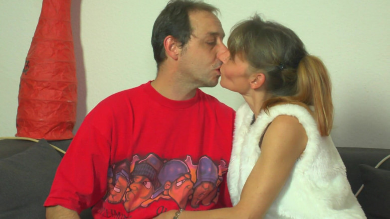 RetroLust: Štíhlá zralá žena se bavila s velkým tvrdým ptákem