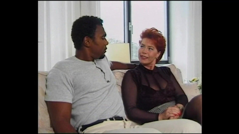 Big Tits World: Sexy roodharige vintage milf geneukt en ondergespoten op enorme tieten...