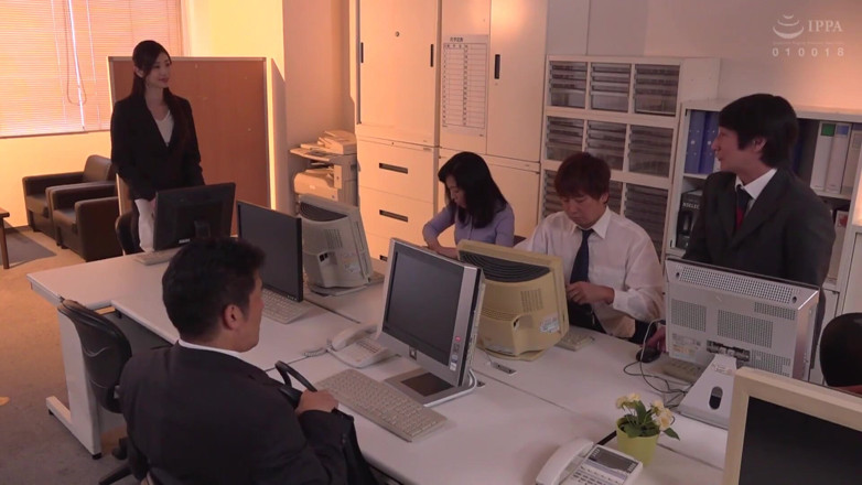 Smooth Time: छोटी महिला बॉस मुझे पीछे से मेरे कान में प्यारी और छेड़ने वाली फुसफुसाते हुए बहकाती है। Part.1