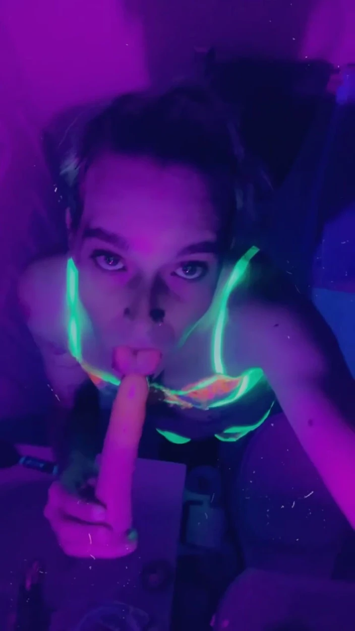 CarmenMelatonin: Awek rave yang cantik bersedia untuk berpesta