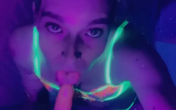 CarmenMelatonin: Pretty rave girl ready to party
