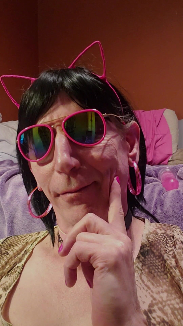 Daphne Desire: Spermaschlampe Daphne Gießt Sperma Aus Einem Glas Auf Ihren Mund...