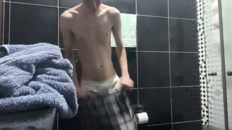 Kedoimath: Hubené twink ve vaně na tebe čeká