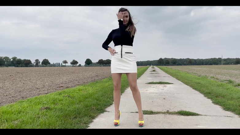 Goddess Lena: Caminando en tacones- parte 2