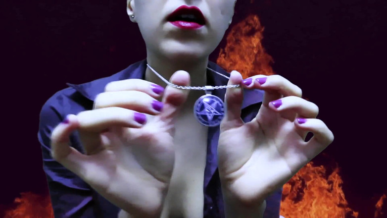 Sweet Lucifer Beginning Clips: Cewek bejat yang super sange ini lagi asik muasin memeknya...