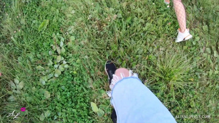 Alisa Lovely: Junges schätzchen auf einem feld im freien gefickt, pOV