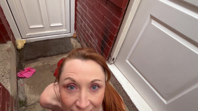 Lily kink: Ibu tiri Lily berkongkek di restoran gila