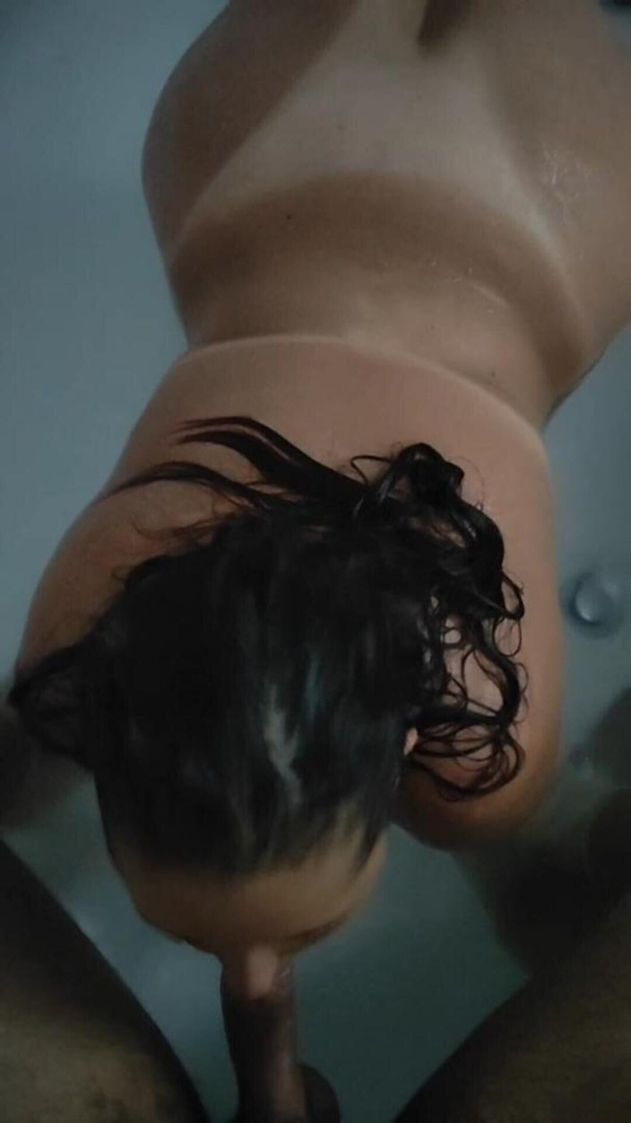 Nandy hot: Chubby Hottie Giving Blowjob in Bathtub on All Fours