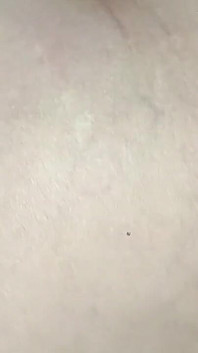 Oturma odasında köpek pozisyonu