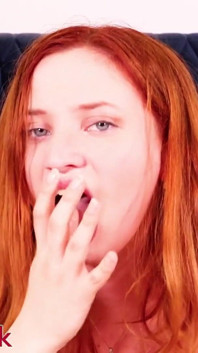 Une fille sexy de 19 ans fait un footjob et 69 avant de jouer avec du sperme