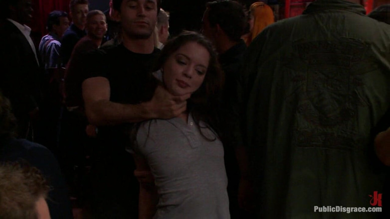 Public Disgrace by Kink: เจสซี่ พาลเมอร์ น่ารักถูกแขวนด้วยผมเปียและข้อเท้าแล้วโดนเย็ด